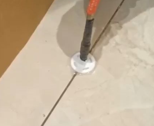 葫芦岛市瓷砖空鼓维修公司专业解答瓷砖在铺贴过程中，如果没有涂抹均匀到位的粘结材料（如水泥砂浆或瓷砖胶），可能会导致以下问题